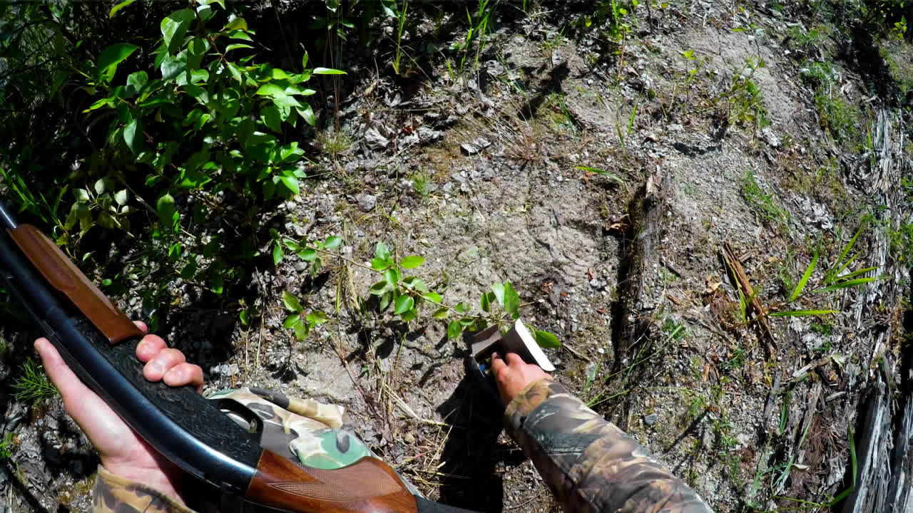 사냥이 4k 소총에 총알을 충전하고 있습니다.