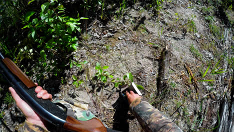 cazador cargando una bala en el rifle 4k