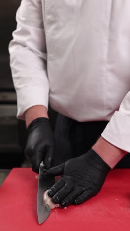 el chef está preparando pecho de pollo.