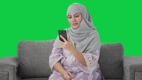 Muslimische-Frau-Spricht-über-Einen-Videoanruf-Mit-Grünem-Bildschirm