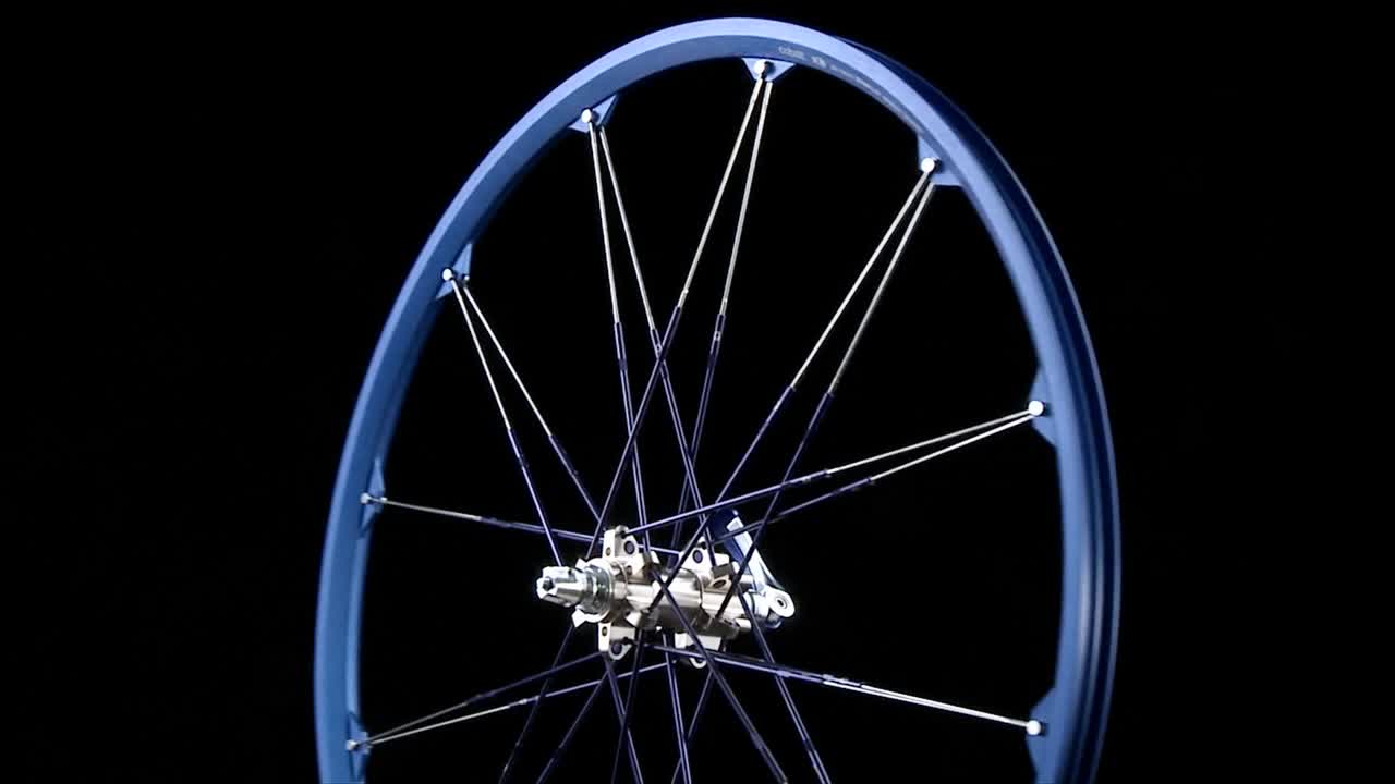 스포크가 있는 파란색 바퀴가 회전합니다.