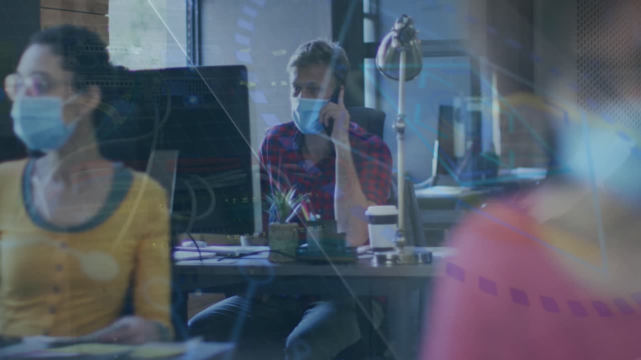 animación del procesamiento de datos sobre diversas personas de negocios con máscaras faciales utilizando teléfonos inteligentes