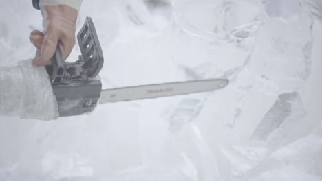 tallado en hielo con motosierra