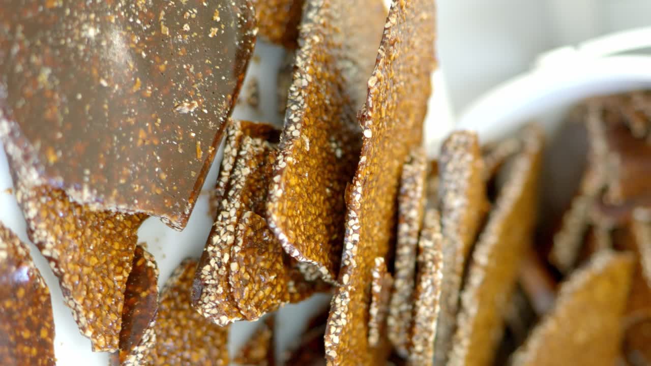 식품 공장에서 구운 달콤한 캐러멜 아몬드 고로케