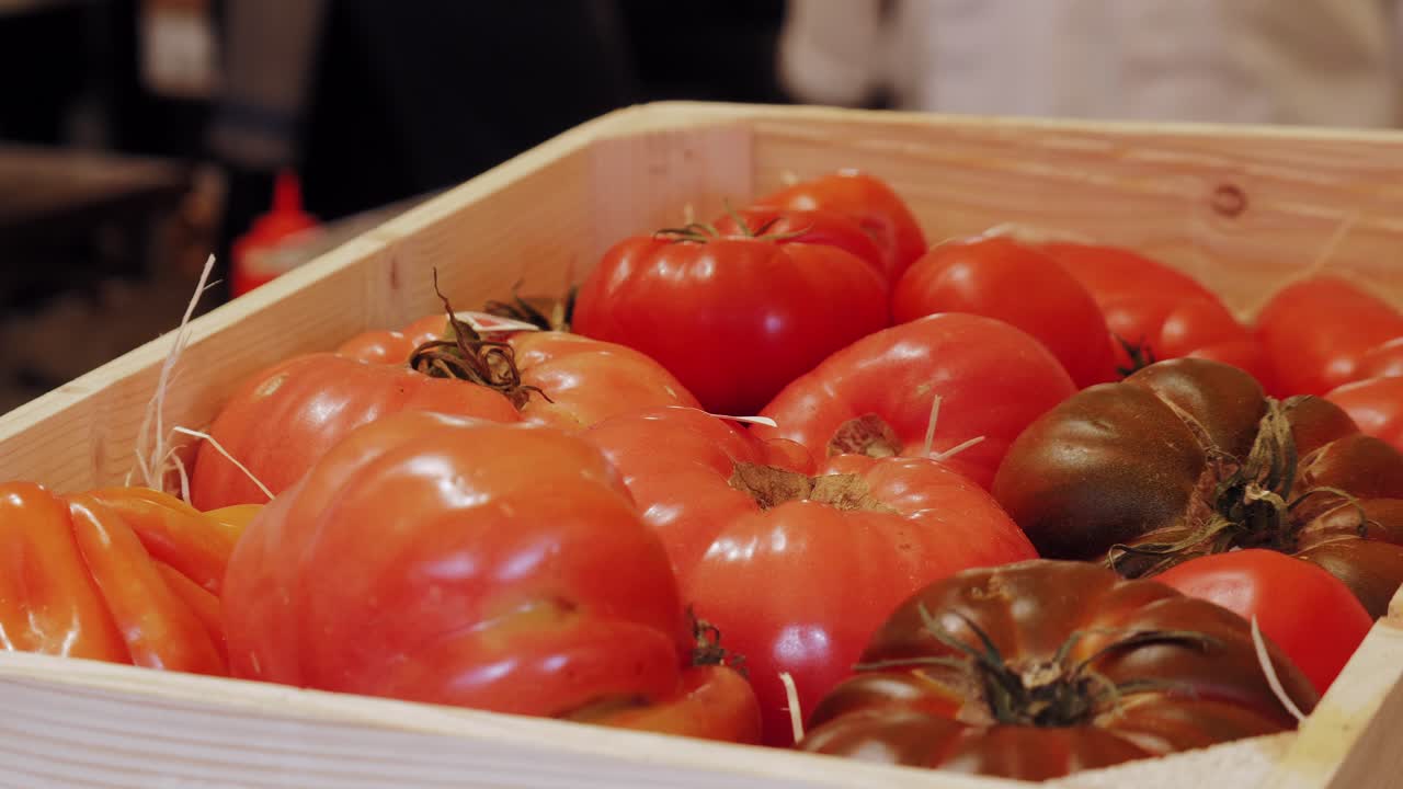 목조 상자에 신선한 토마토