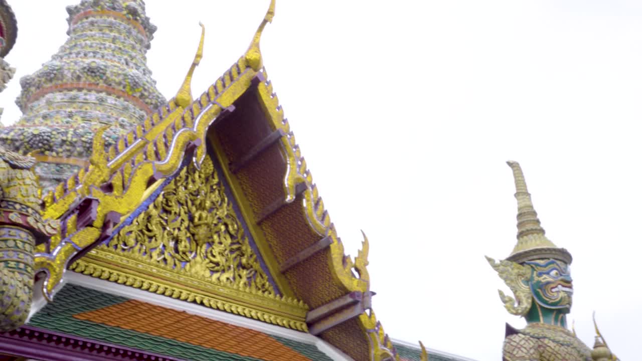 el guardián yaksa frente a la puerta, wat phra kaew, bangkok, tailandia