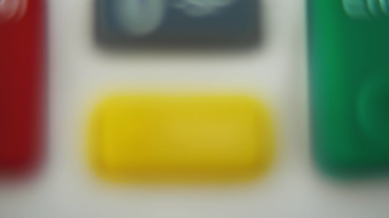 un macro close up de un pin pad números y letras en botones de colores, movimiento de inclinación hacia arriba, video 4k, profundidad de campo