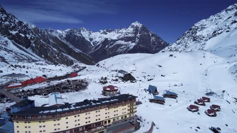 Vista-Panorámica-Del-Centro-De-La-Estación-De-Esquí-En-Las-Nevadas-Montañas-De-Los-Andes-Cerca-De-Santiago-Chile