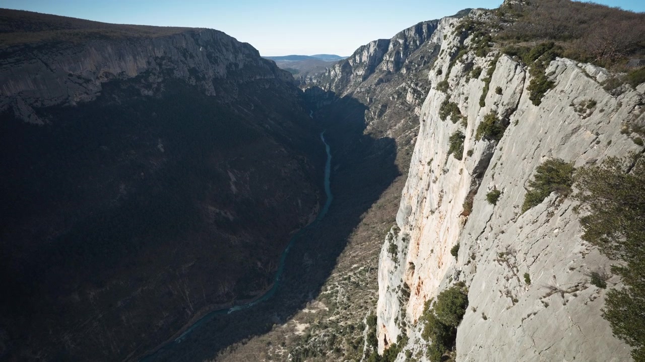 Vidvinkelpanorering for å fange hele Verdon-juvet (Gorge du Verdon) i Frankrike. Utsikten strekker seg langt ut i det fjerne. Morgensolen skaper et spill av lys og skygge