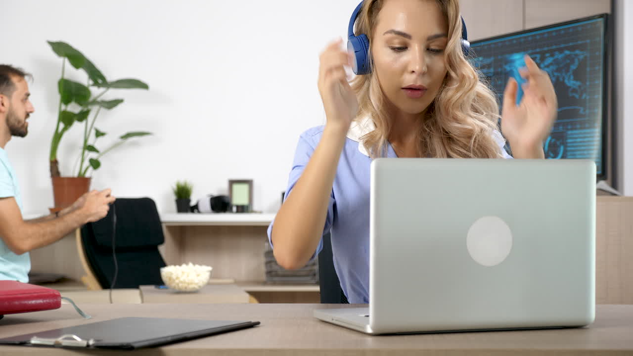 Folk, der arbejder ved et skrivebord på et kontor