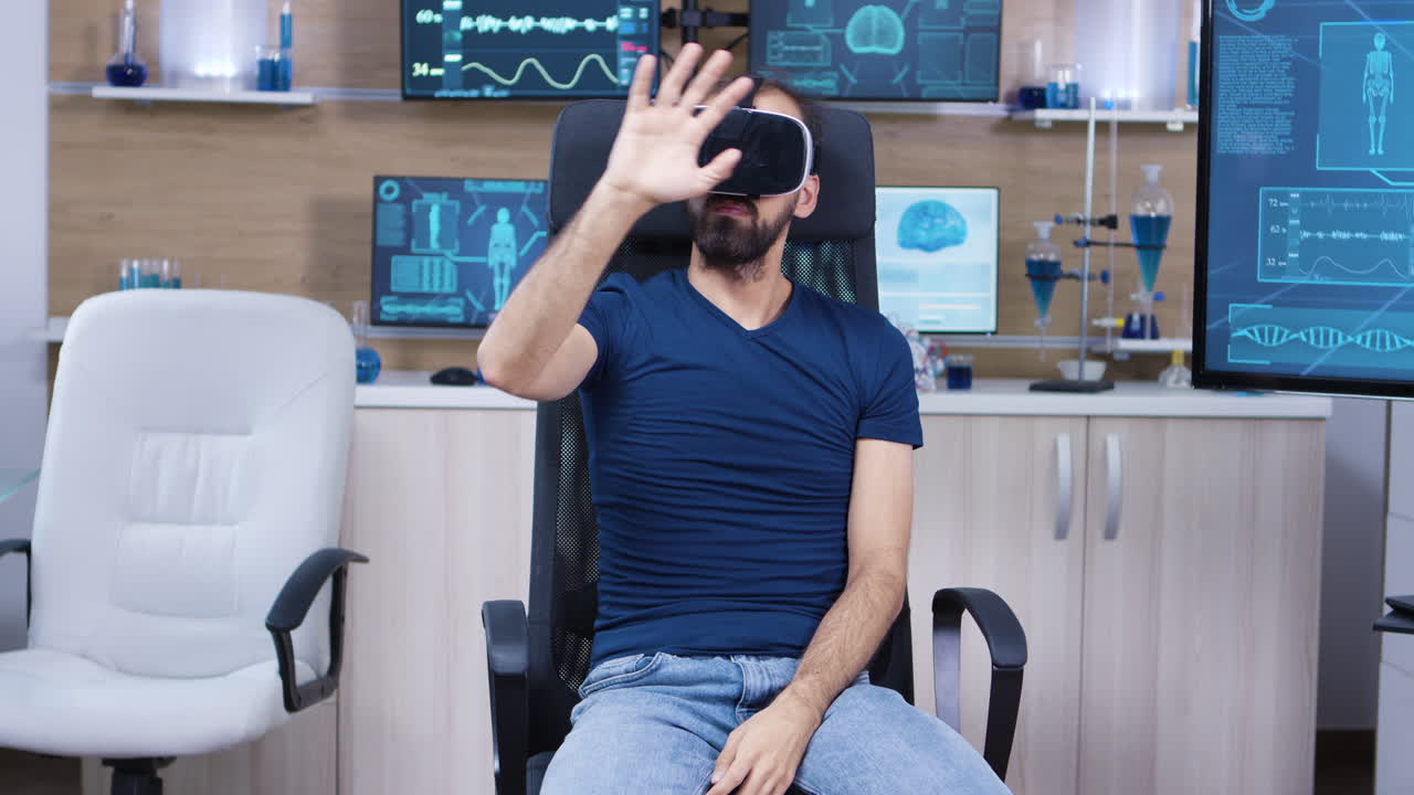 joven hombre sentado en un claro en un laboratorio de cerebro moderno