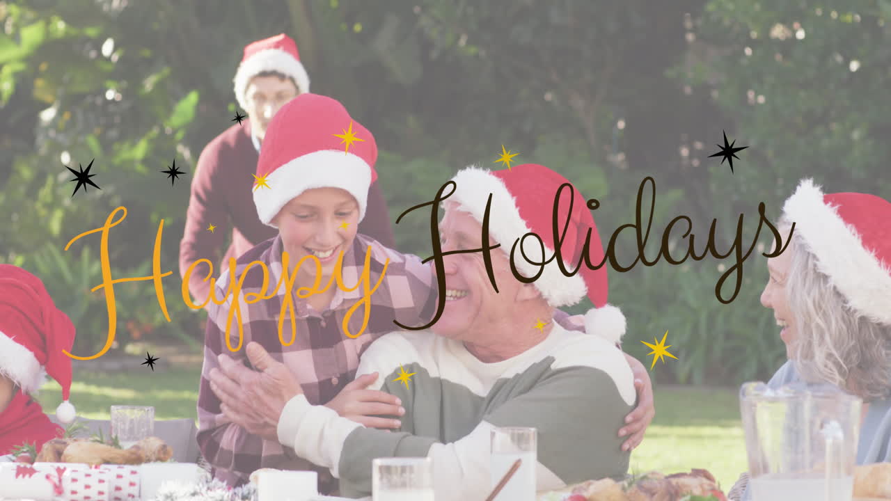 Noel masasında Noel baba şapkalı aile üzerinde Noel tebrik metni animasyonu.