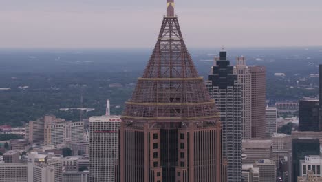 애틀랜타에 있는 크 오브 아메리카 플라자 (bank of america plaza) 의 낮 시간 공중 촬영.