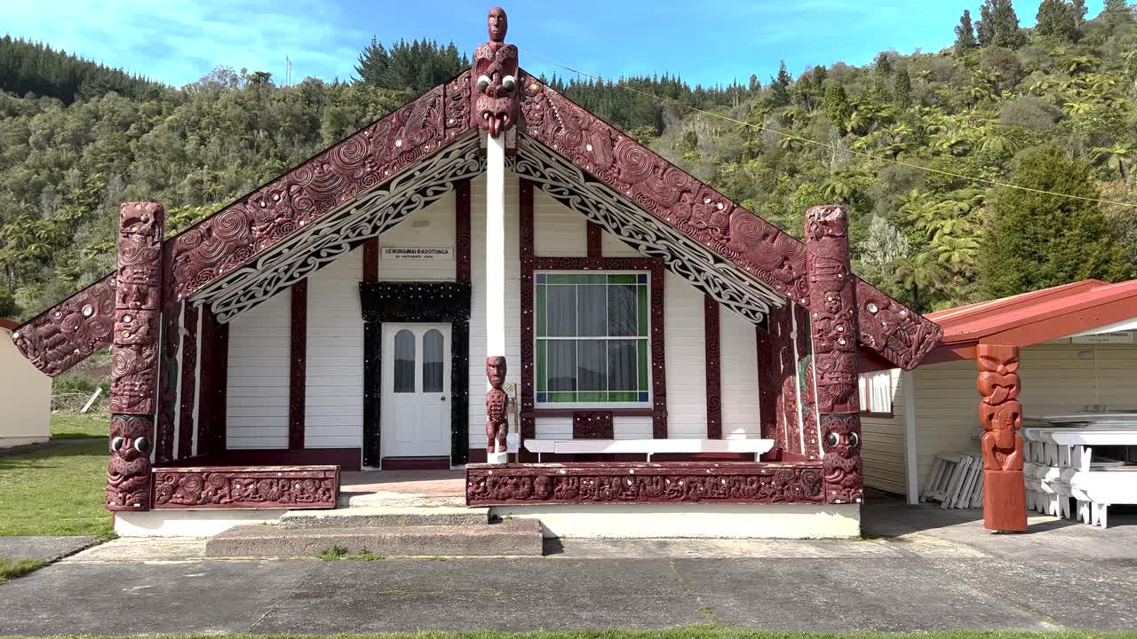Kuil Maori Marae ukiran kayu yang indah, Punawhakareia Marae, Hutan Rotoiti, Sejarah Selandia Baru