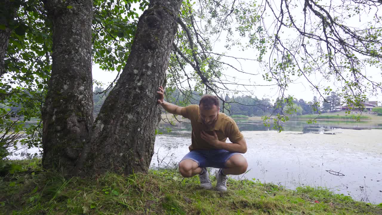 испытывает боль в сердце.