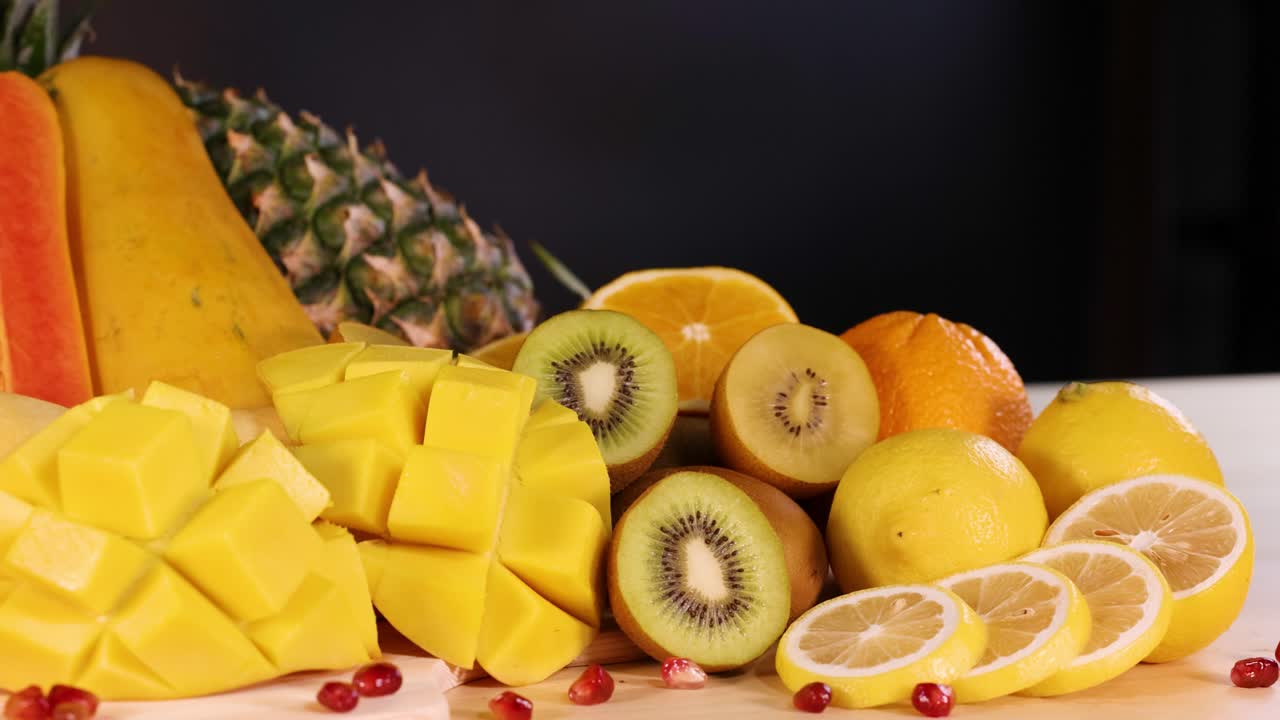 Un assortimento di frutti tropicali