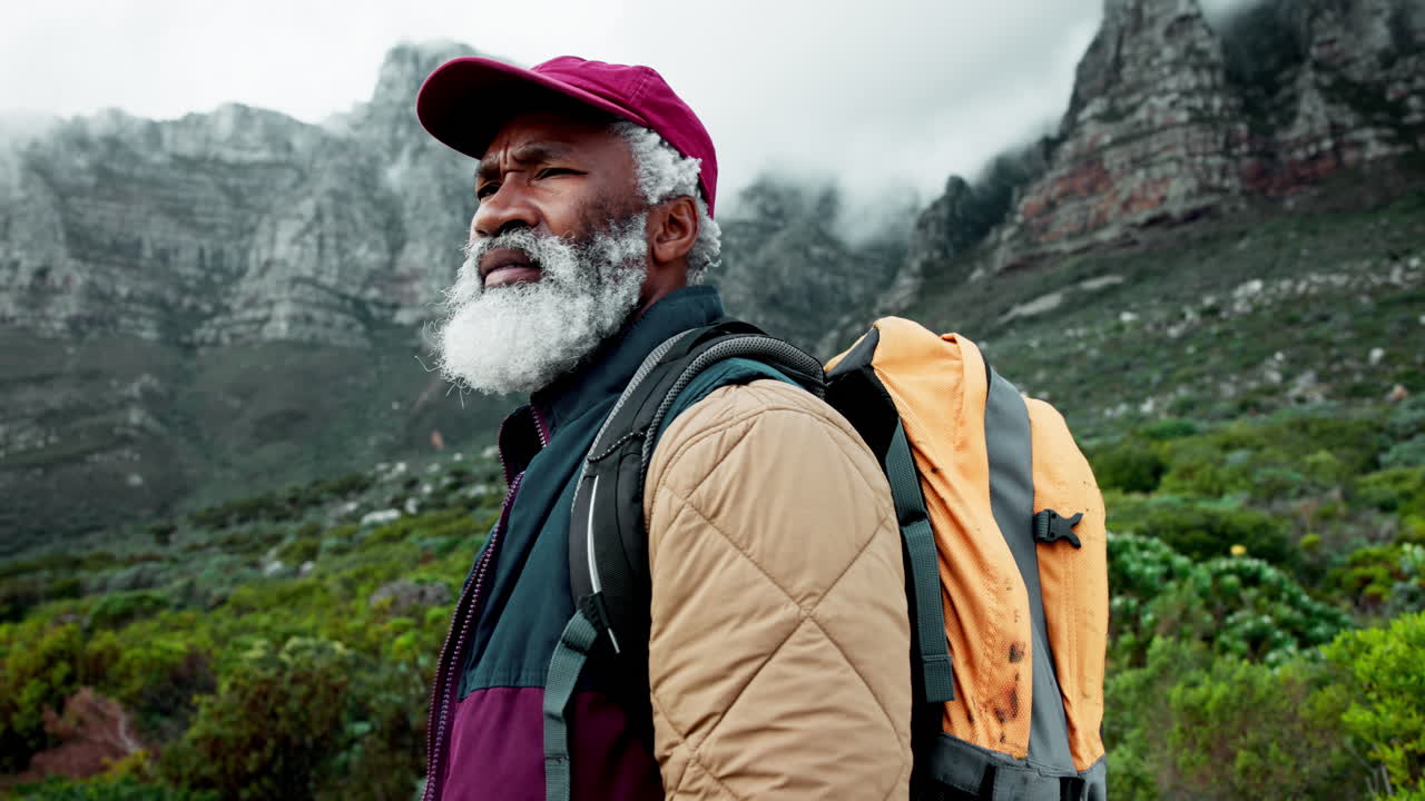 hombre mayor haciendo senderismo en las montañas