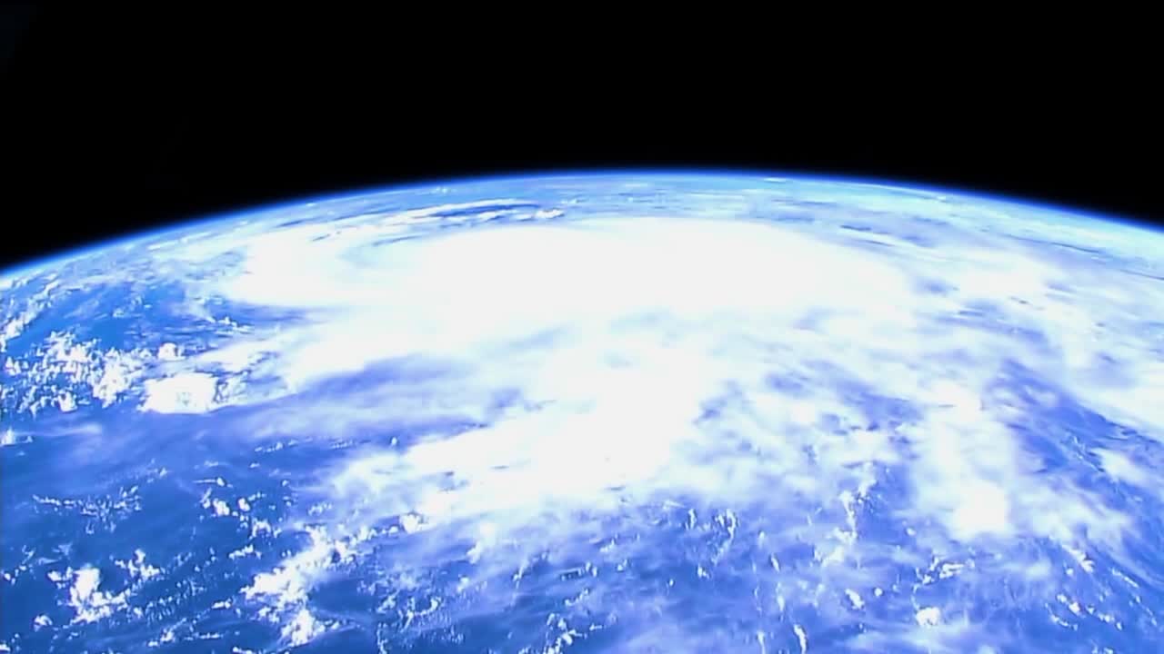 지구 2의 폭풍과 구름의 국제 우주 정거장에서 아름다운 샷