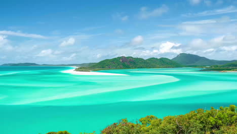 Timelapse,-Nubes-Ligeras-Sobre-La-Playa-De-Whitehaven,-Isla-Whitsunday,-Australia