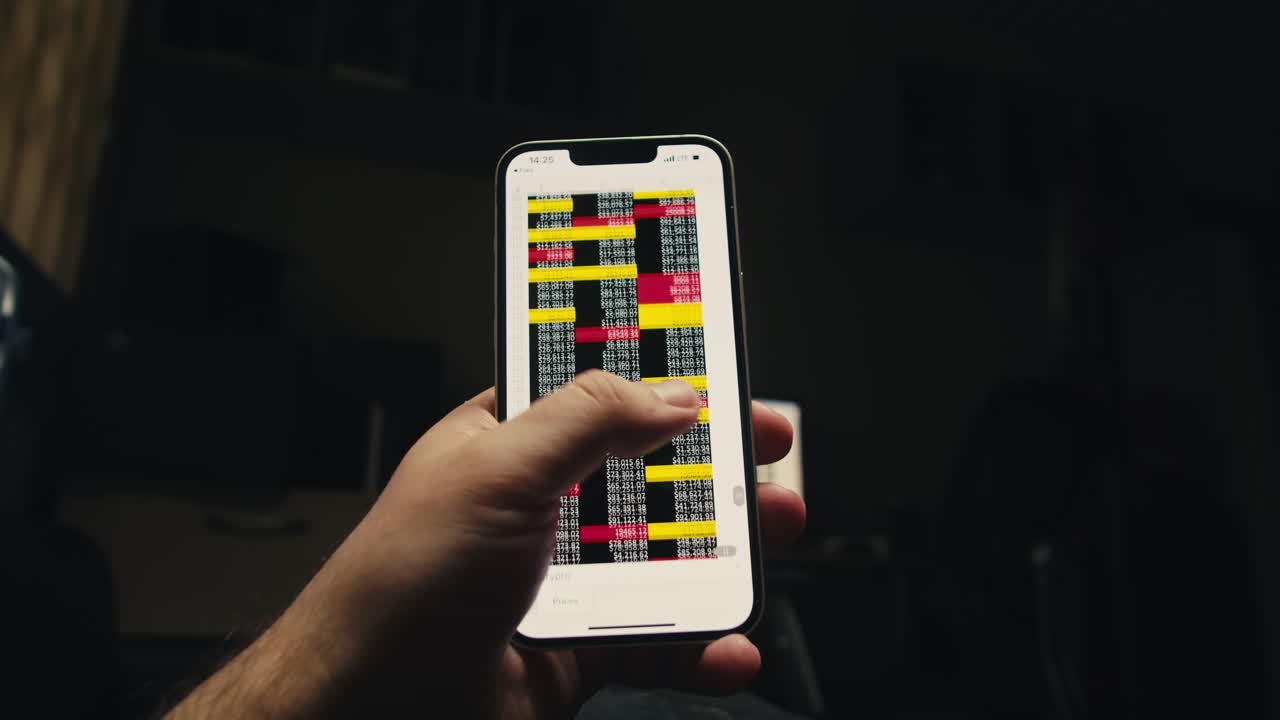 persona que observa los datos del mercado de valores en un teléfono móvil