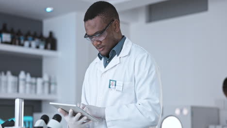 investigación, ciencia y tableta digital por el hombre negro