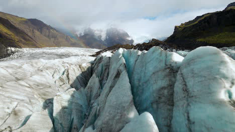 vista de cerca de las grietas del glaciar svinafellsjokull en vatnajokull, islandia