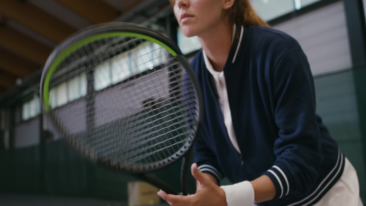 여자 테니스 선수 가 봉사 하기 위해 준비 하고 있다