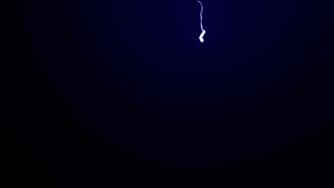 Fulmine blu realistico isolato su sfondo nero
