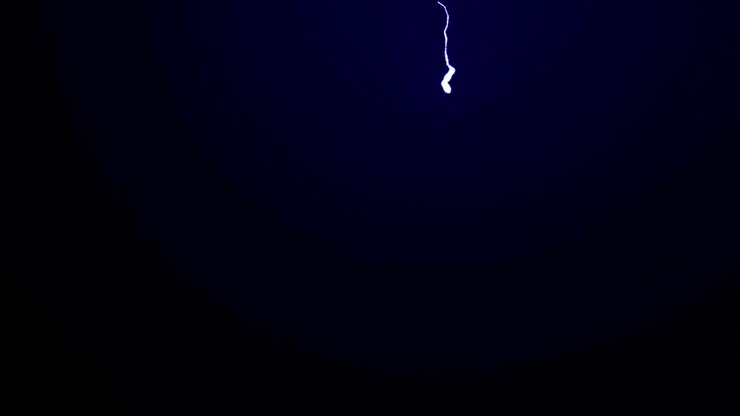 Fulmine blu realistico isolato su sfondo nero