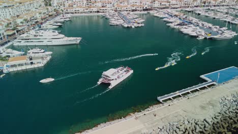 Yates-De-Lujo-Atracados-En-Puerto-Banús-Marina-En-Marbella,-España,-Vista-Aérea