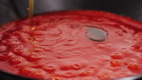 preparando salsa de tomate en una sartén