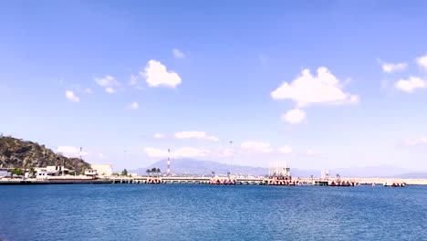 Amplia-Panorámica-En-El-Puerto-Mexicano-De-Manzanillo-Por-La-Mañana-Con-Barcos-Al-Costado.