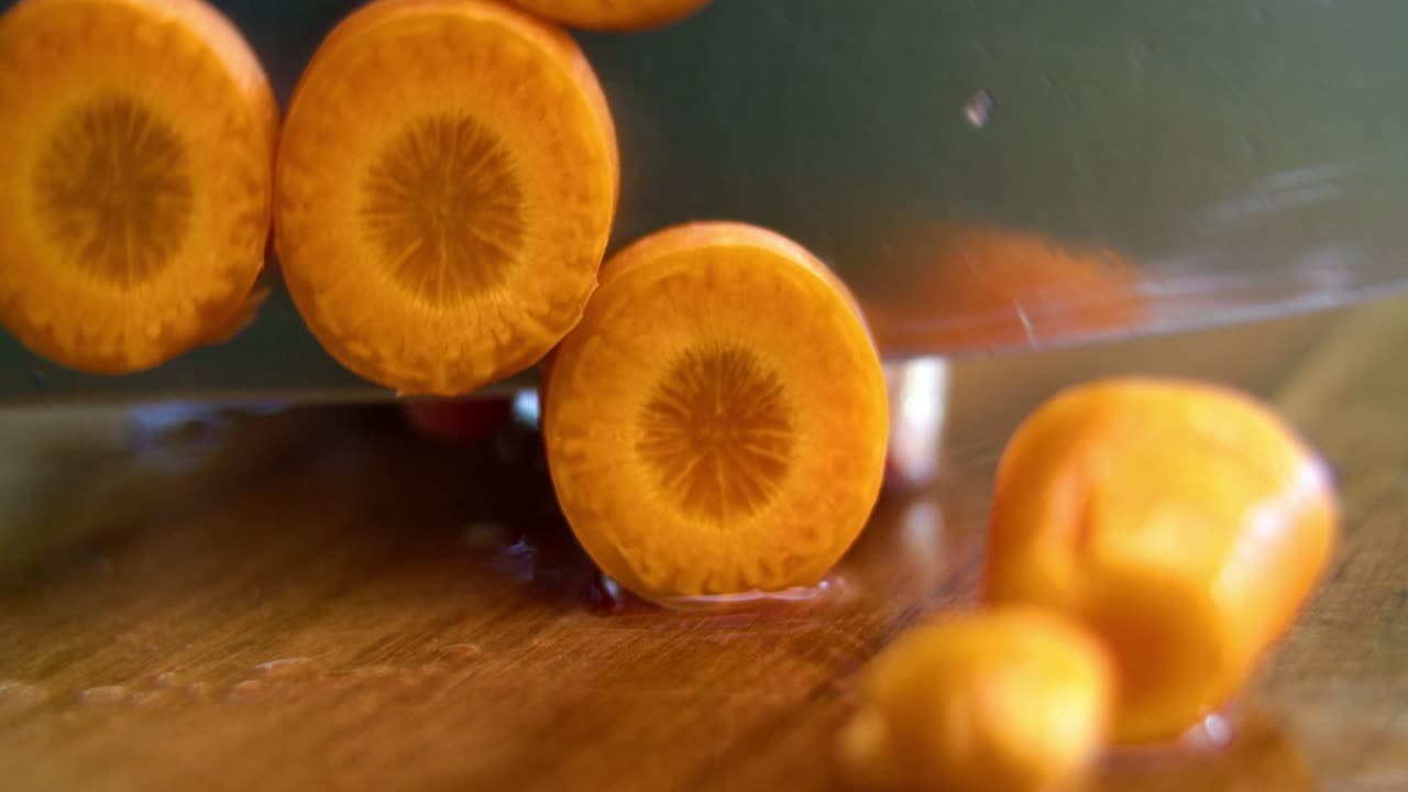 날카로운 스테인리스 칼을 사용하여 유기농 당근 슬라이스