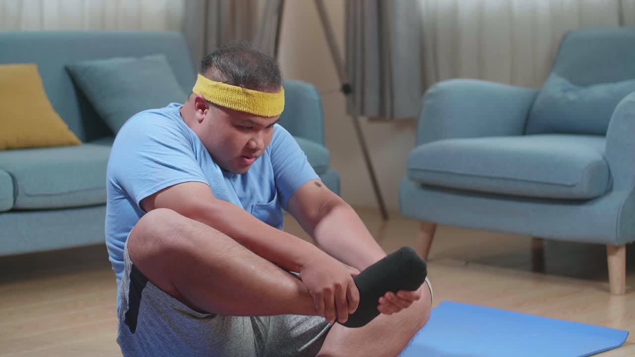 hombre estirándose en casa