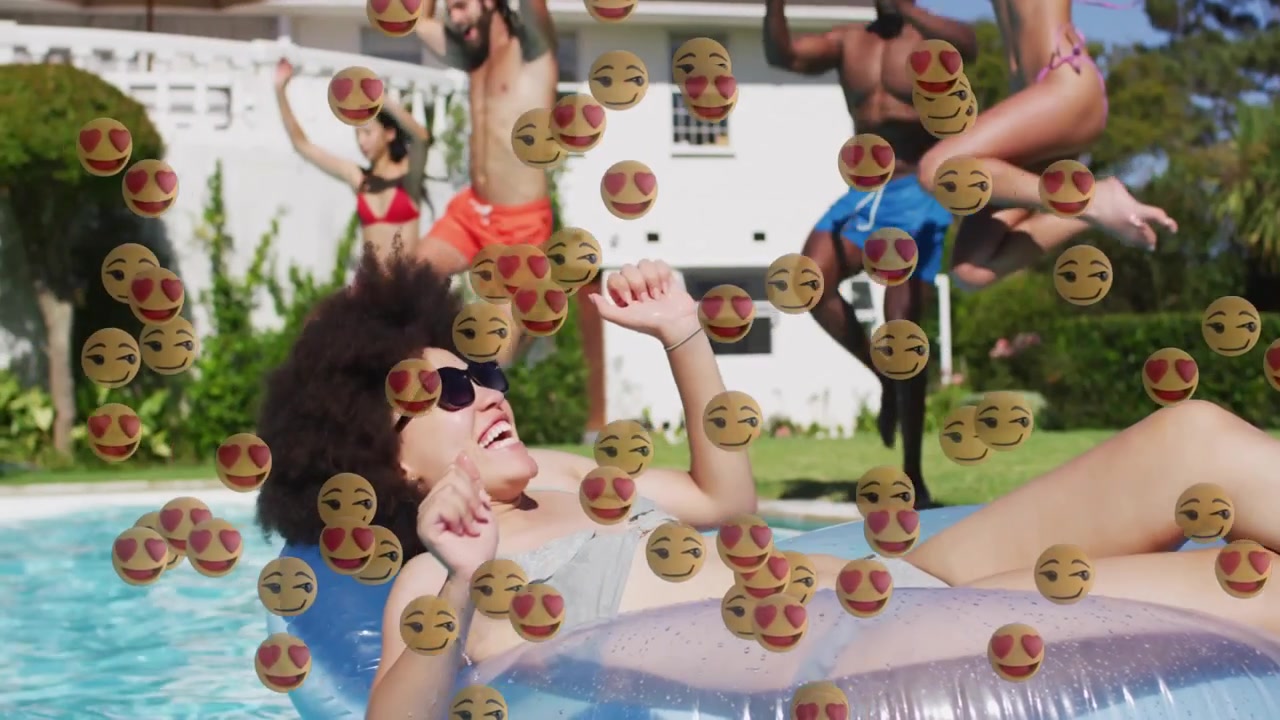 Donna su un galleggiante trasparente sorride in piscina mentre un gruppo corre e si tuffa, con emoji a forma di cuore che coprono per i social.