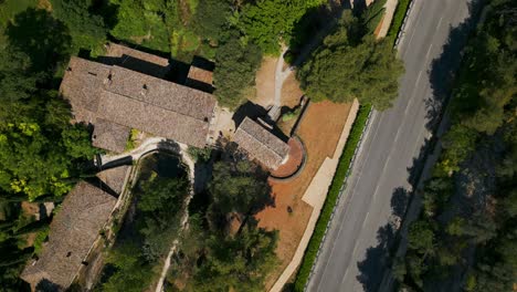 vista aérea de las aves sobre el techo del templo de clitumnus al lado de via virgilio, 139