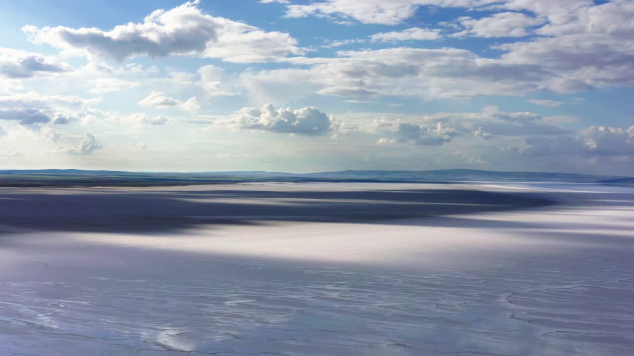 vista aérea del lago salado con hermoso cielo azul nublado