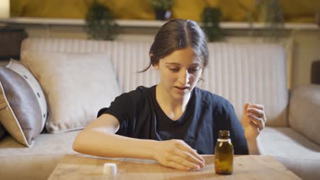 la joven que quiere suicidarse tomando pastillas.