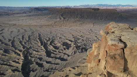 vista aérea de drones del paisaje desértico seco y estéril alrededor de factory butte, utah, estados unidos