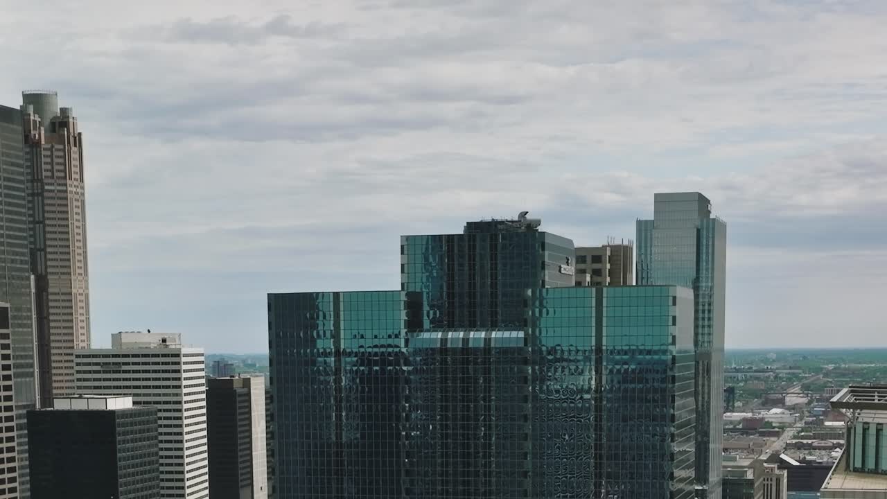 Prospettiva verticale di grattacieli e strada a Chicago
