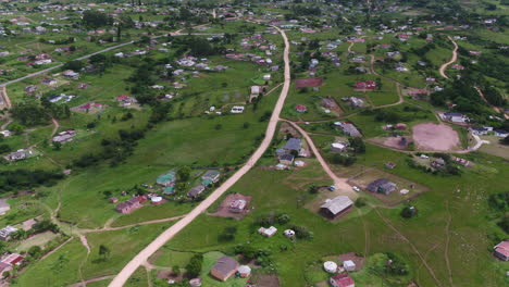 drone disparó sobre la sudáfrica rural con viviendas informales en las verdes colinas