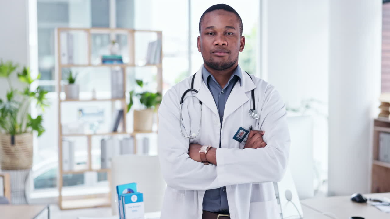 Bras croisés, médecin et visage d'homme noir
