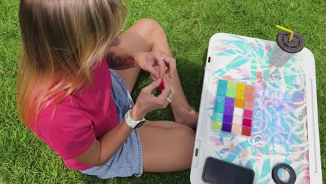 mujer con cuentas al aire libre