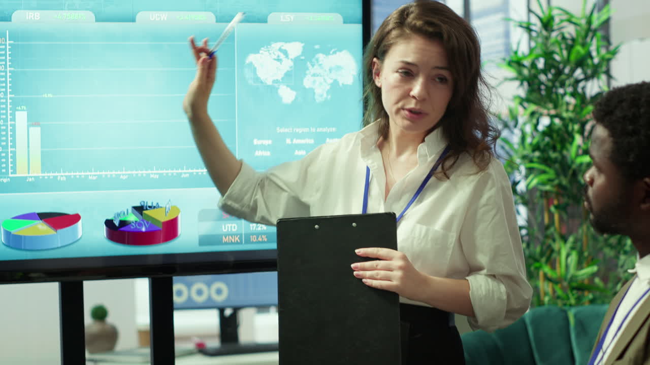 empleados del equipo analizando infografías para ofrecer soluciones para el nuevo proyecto