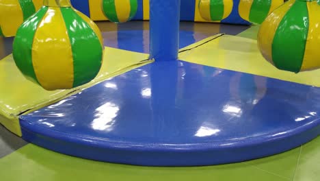 el carrusel gira en el centro de atracciones para niños.