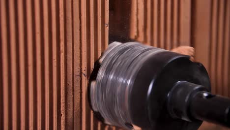 perforar un agujero en una pared de ladrillo