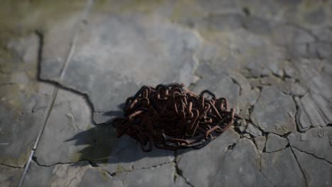 cadena de hierro oxidada hecha a mano