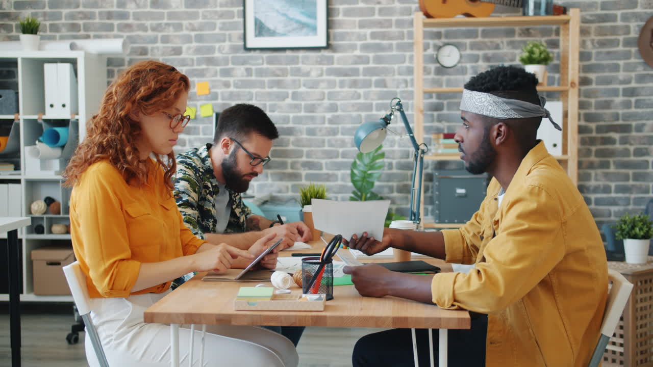 colaboración en equipo en la oficina moderna