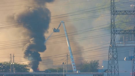 Einsatz-Eines-Feuerwehrmannes-Auf-Einem-Kran-Gegen-Massives-Feuer-Und-Rauchentwicklung