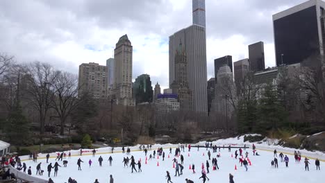patinadores sobre hielo en el parque central de la ciudad de nueva york 1